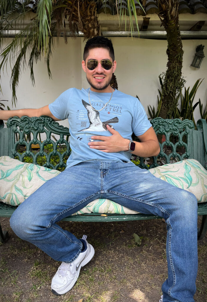 Español camiseta pose 2