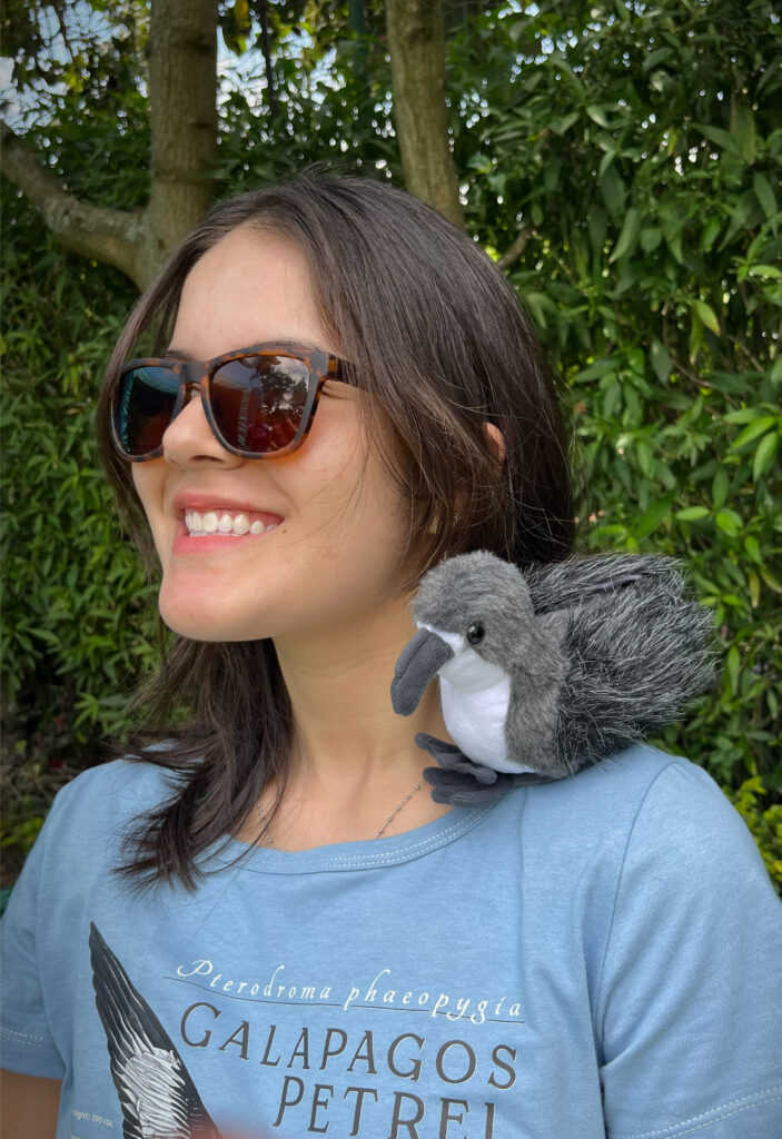 Español peluche pose 1